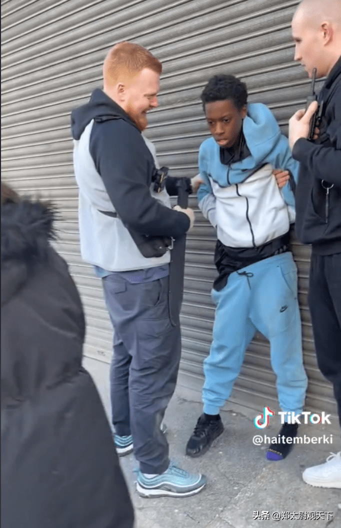 近日,英国伦敦两名便衣警察在大街上拦住一名黑人难民,居然从裤子里