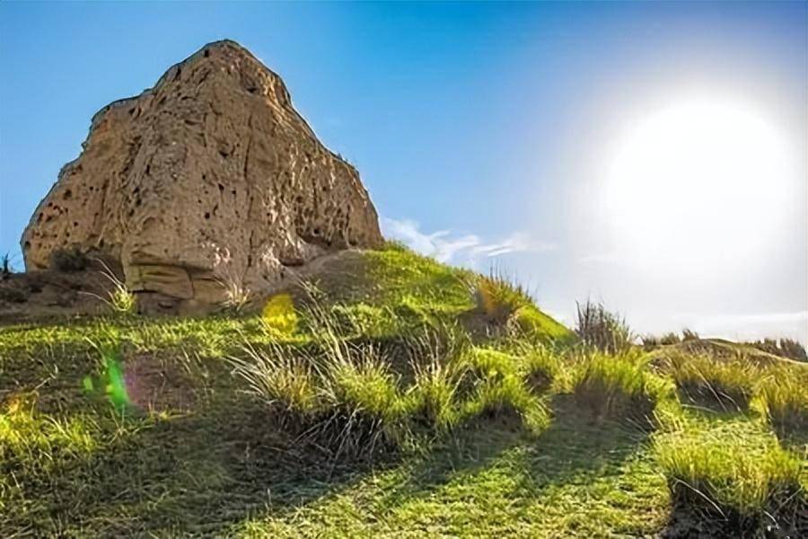 向西北绕过民勤县北部,西过永昌,山丹,张掖之北,经过东山寺口子,人宗