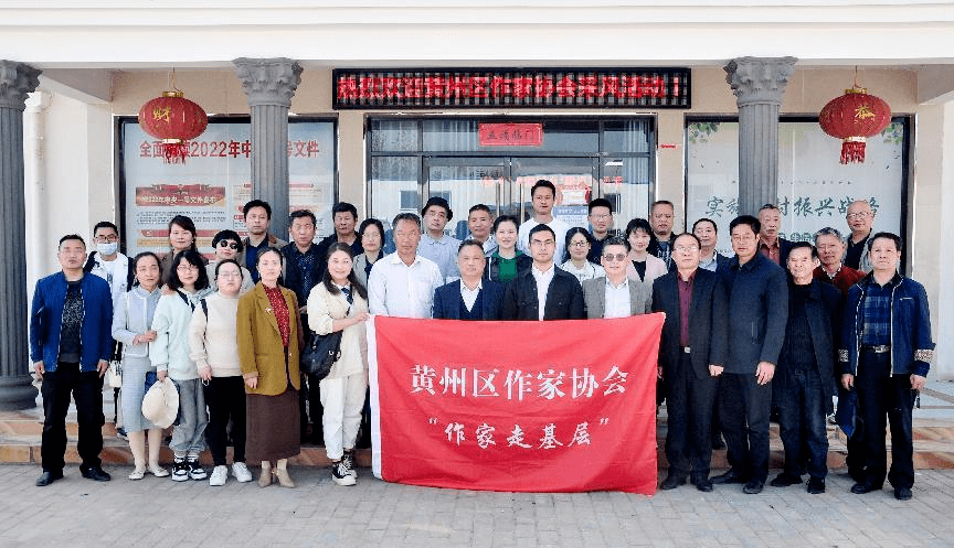 采风团一行先后到堵城镇叶路洲上的湖北福耕生态农业基地,湖北禾熙