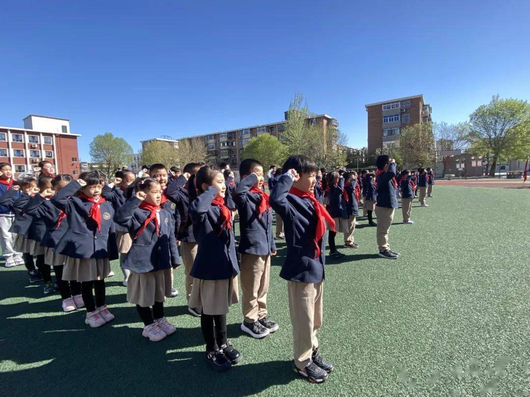 河东区实验小学举行一年级首批入队仪式_少先队员_组织_领巾