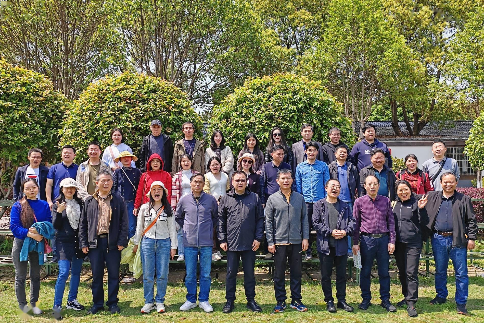 湖南省地方志编纂院工会组织全院干部职工共50余人到长沙县黄兴镇开展