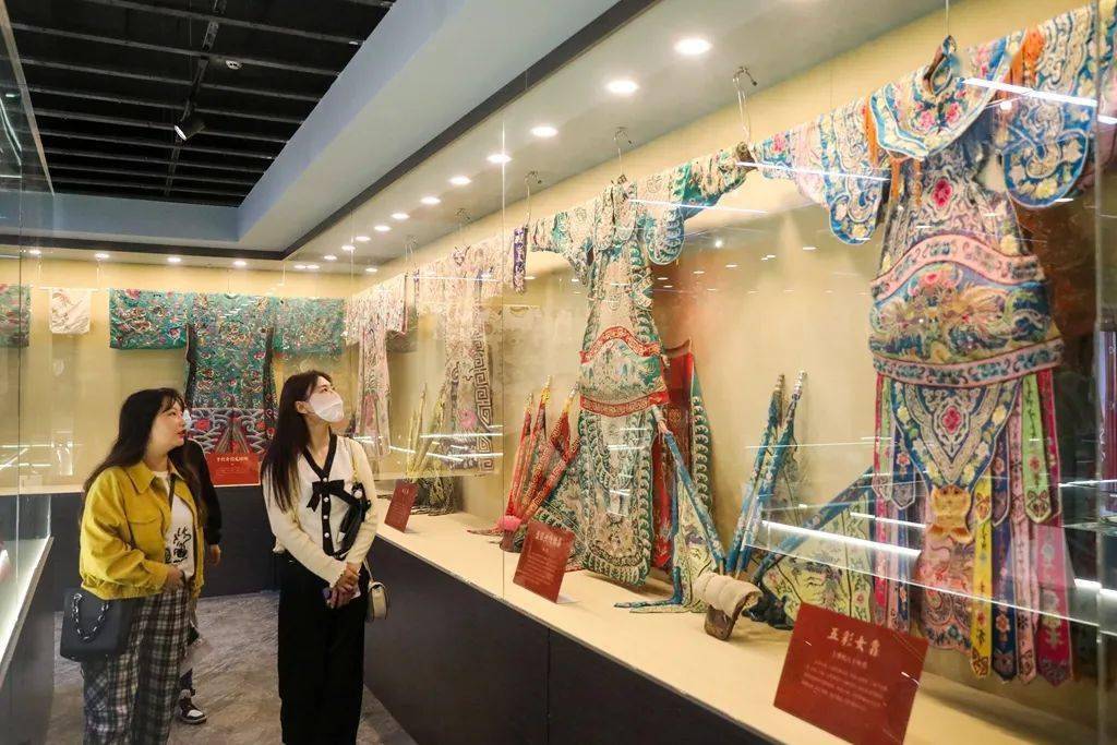 屈冤,姐入牢笼又逃窜……"在崆峒古镇非遗一条街上的平凉市戏曲博物馆