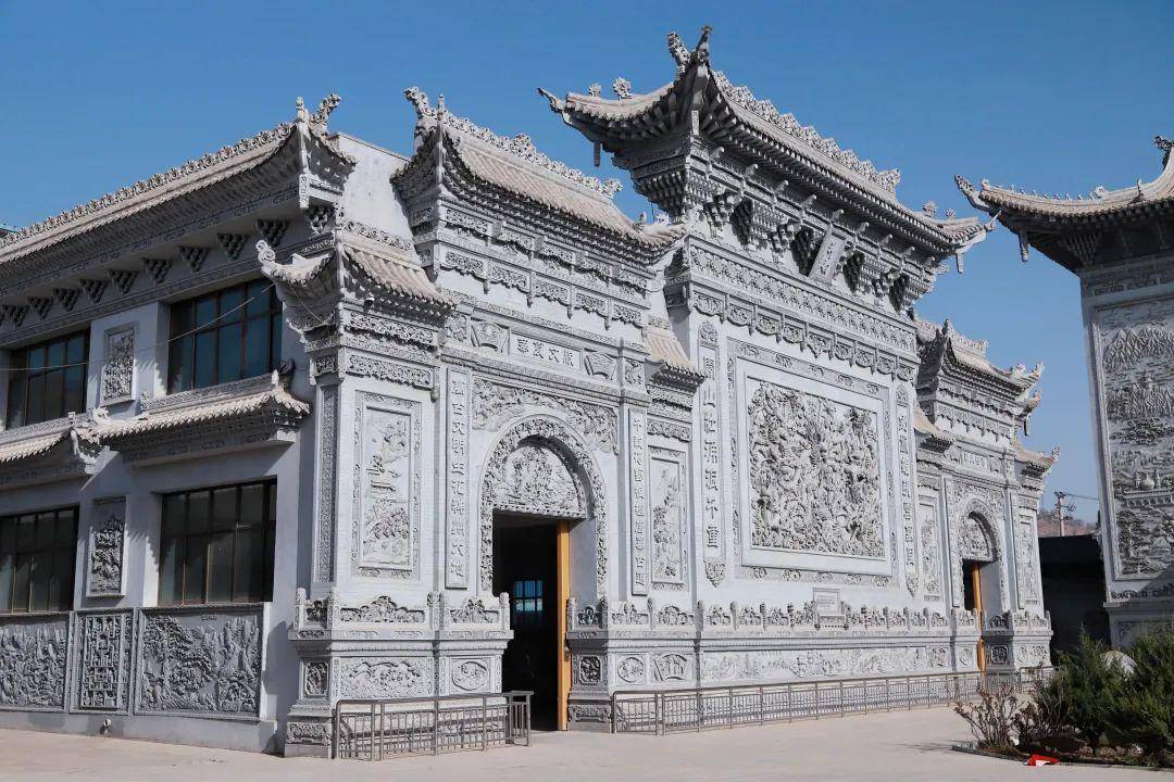 踩线团首先来到了临夏市神韵砖雕公司,公司成立于2006年底,是目前甘肃