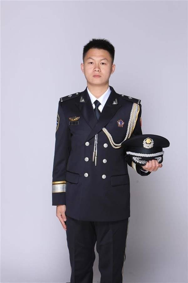 武汉市民马先生将锦旗送到湖北省武昌监狱特警大队巡逻中队民警张力的