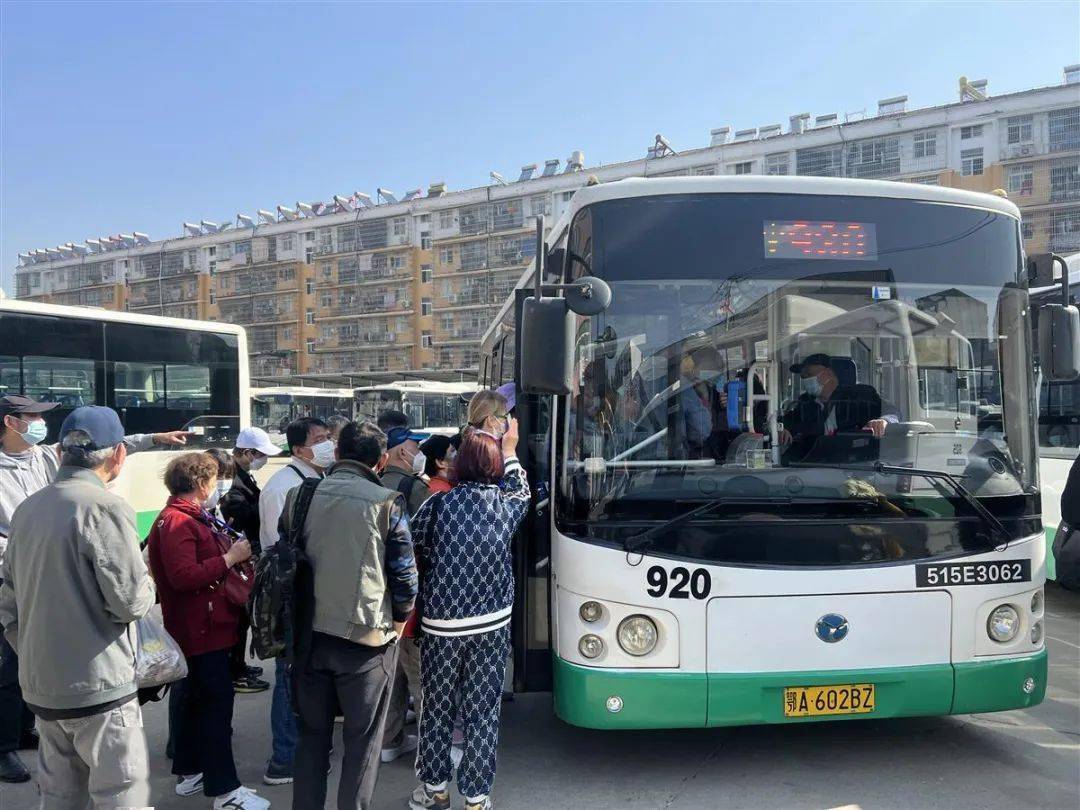 正犯愁不知道坐到哪一站下车,没想到一登上920路公交,第一眼就看到