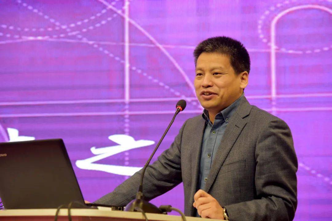 岳东北介绍招生政策平遥中学校长胡海平对参加活动的领导,专家,兄弟