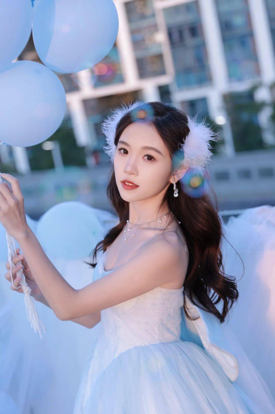 gnz48杨若惜手握红×蓝撞色气球,在纯真活泼的一颦一笑间,不知不觉就