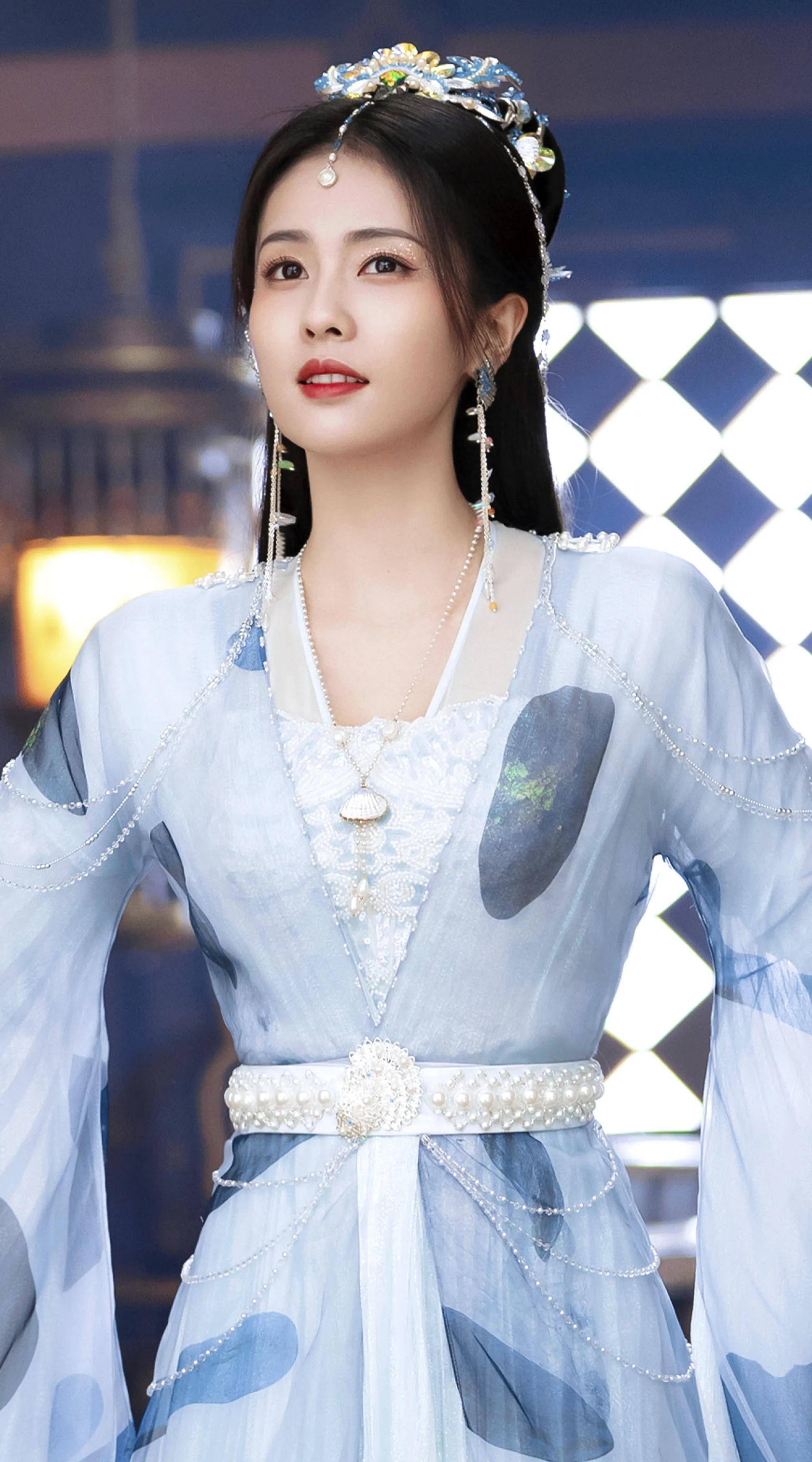 白鹿新剧《长月烬明》造型合集:美若天仙