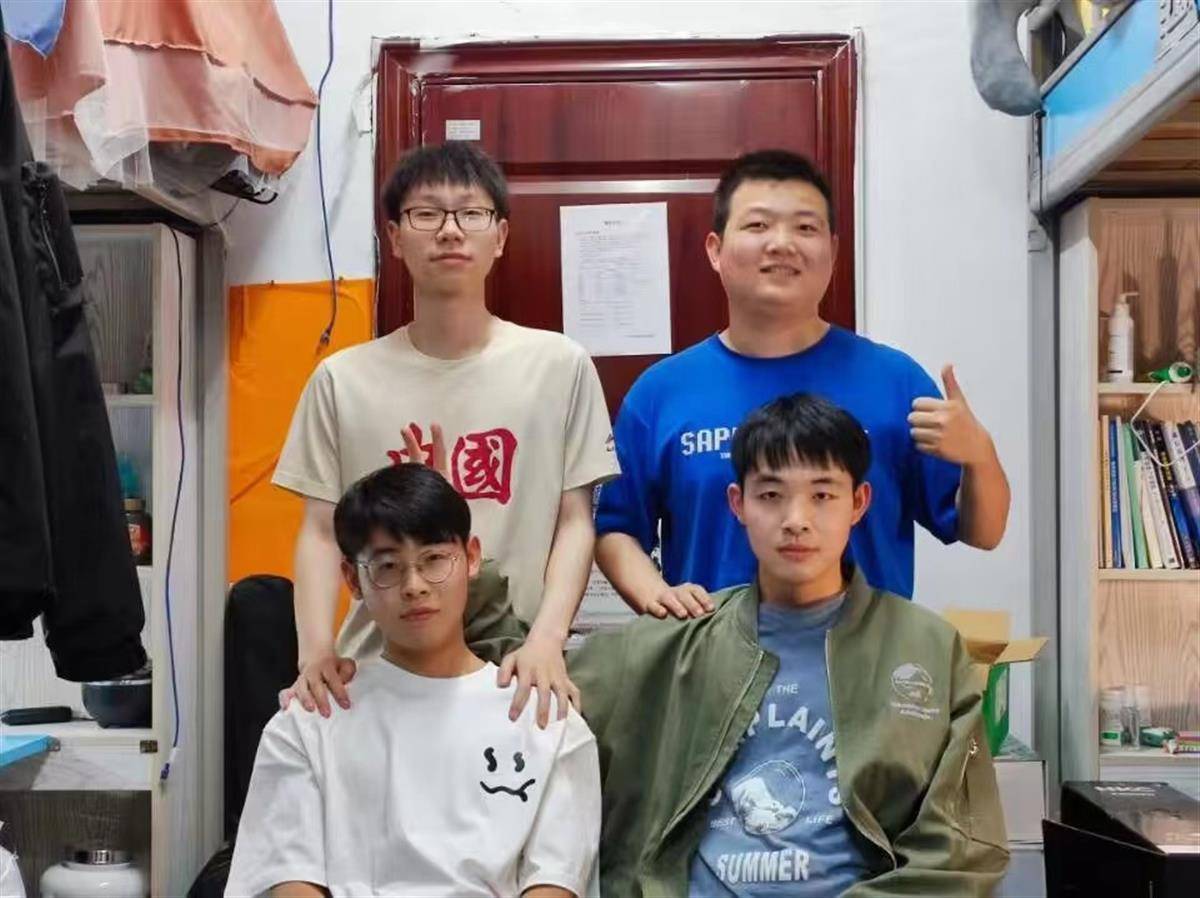 全员化身小老师，攀比笔芯稿纸谁用量多，一高校寝室四人全员考研“上岸”_叶子祥_周进_王军