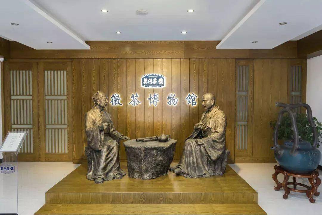 博物馆内有徽茶发展历史展厅,黄山毛峰生态展厅,徽茶古法制作器具技艺