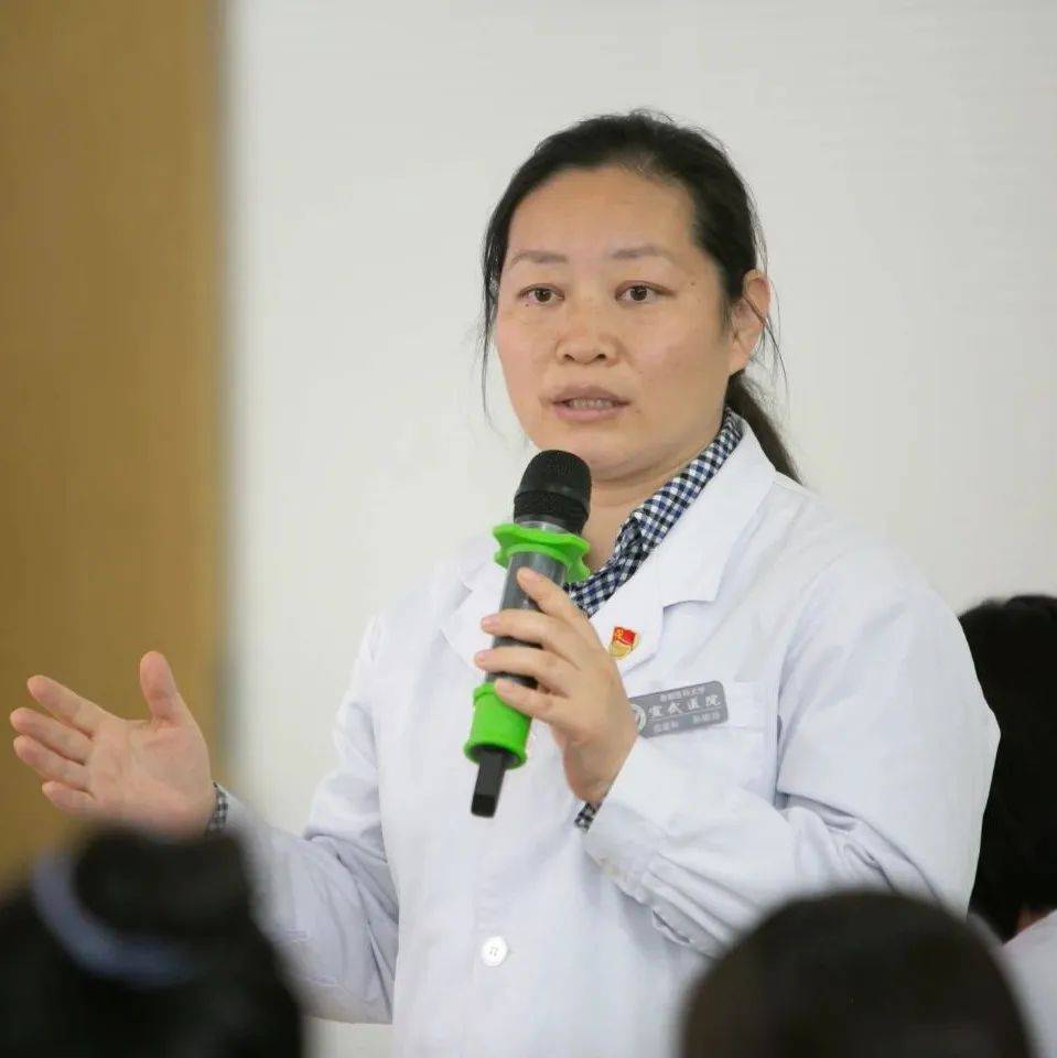 孙婉玲和梅珊珊两位指导老师以及大内科基地主任张爱华,神经内科教学