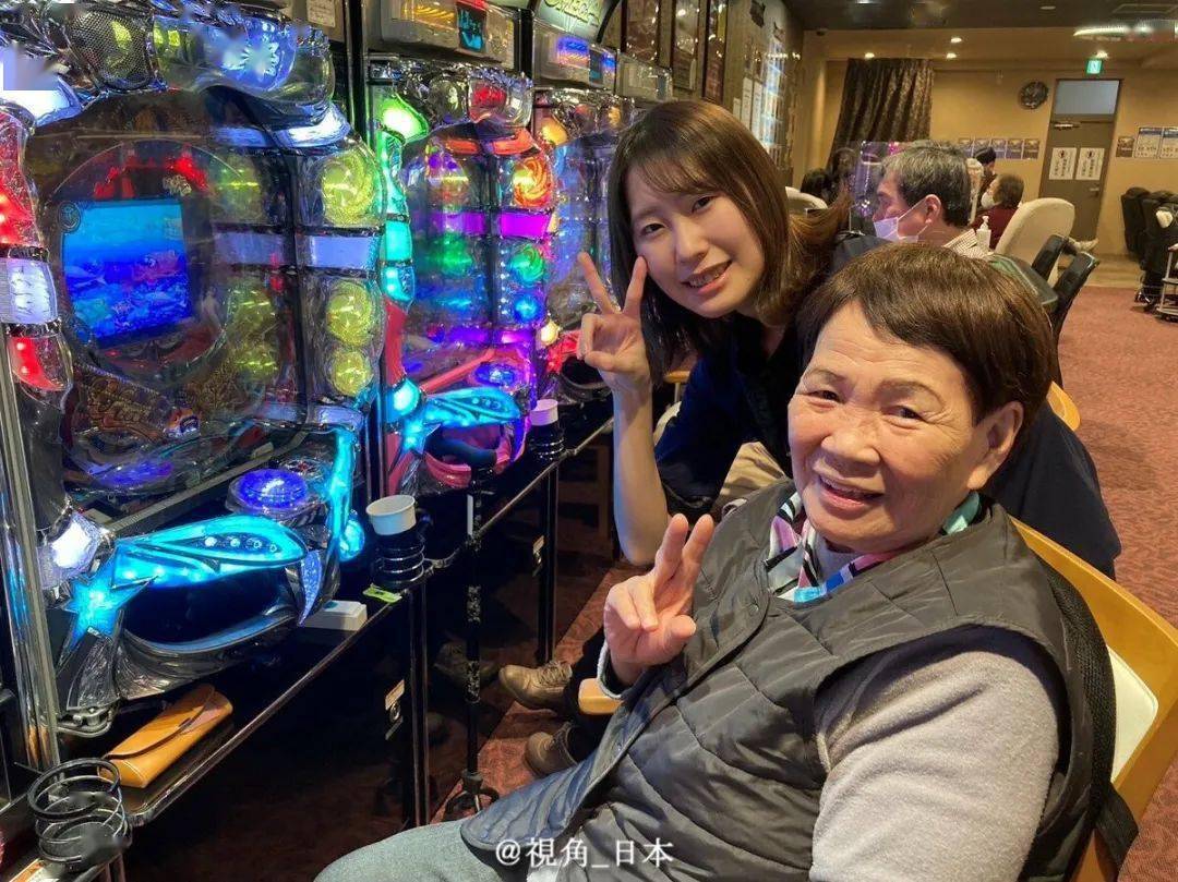 吃完午饭后下午也是类似的娱乐活动和运动,一天快结束时根据游戏胜负