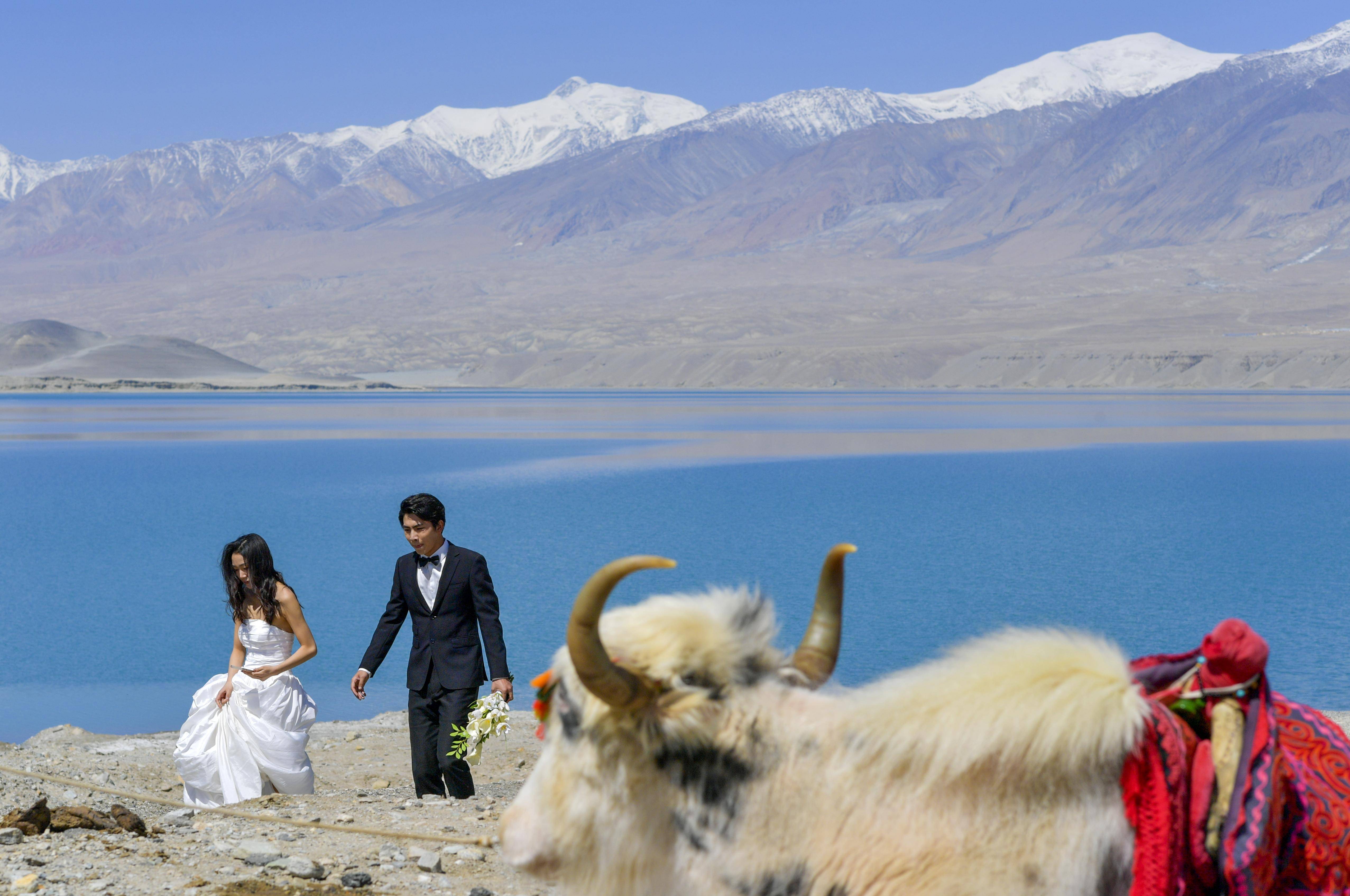 (社会)帕米尔高原白沙湖畔风光美_游客_风景区_新华社