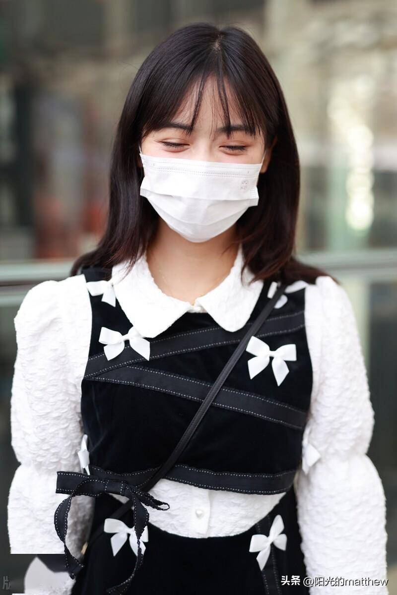 沈月现身北京机场,黑白穿搭时尚秀丽