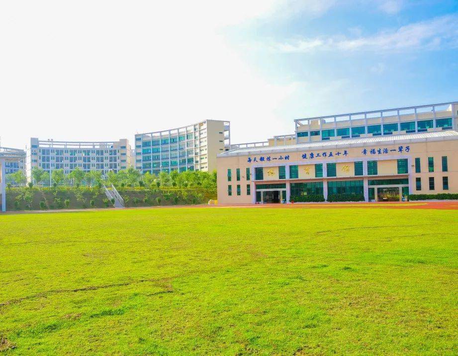 莞美学校高中部秉承"以人为本,重在发展"的办学理念,立足于多元发展