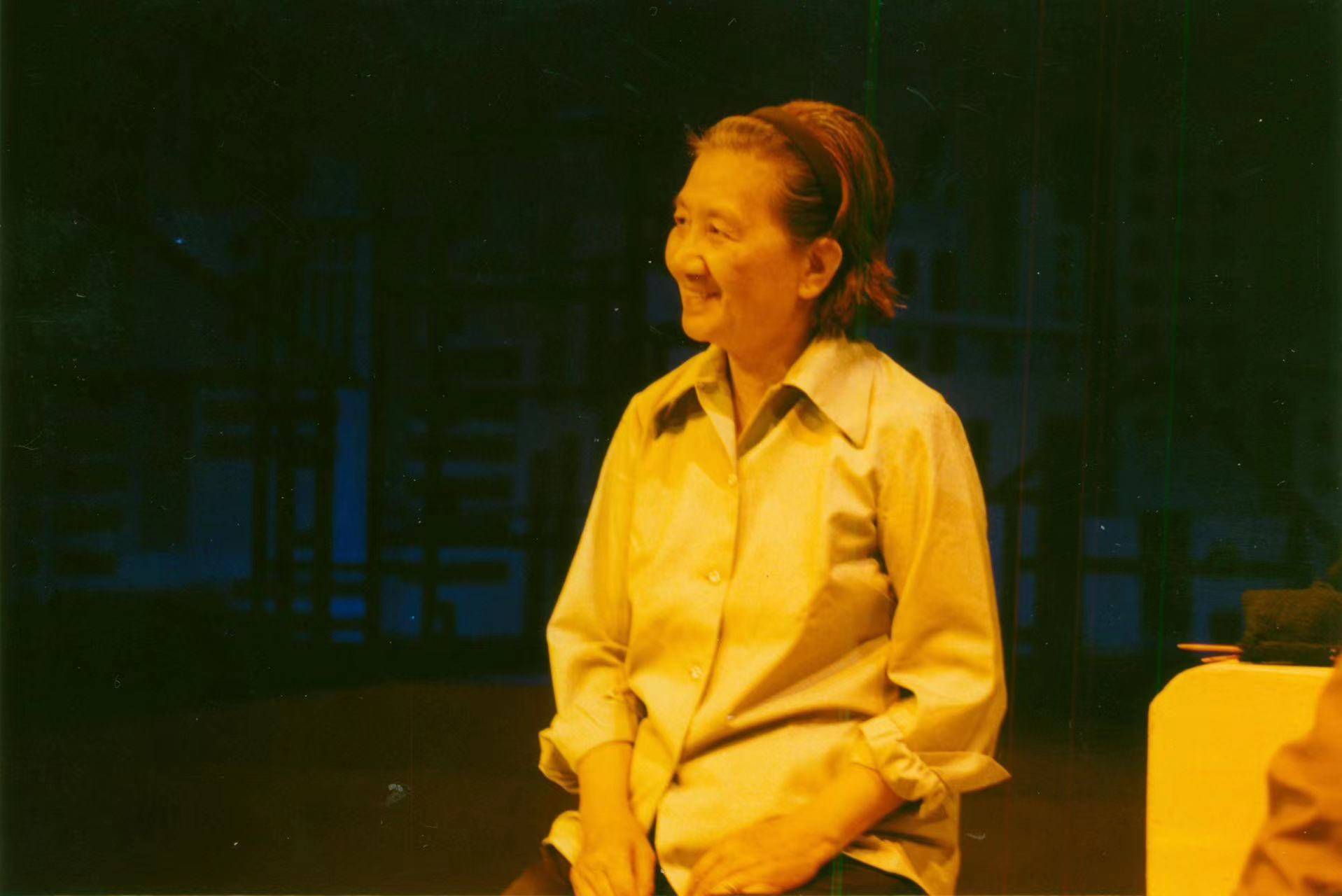 白玉兰戏剧奖丨94岁不老陈奇,她75年艺术生涯如此热烈而温情_上海