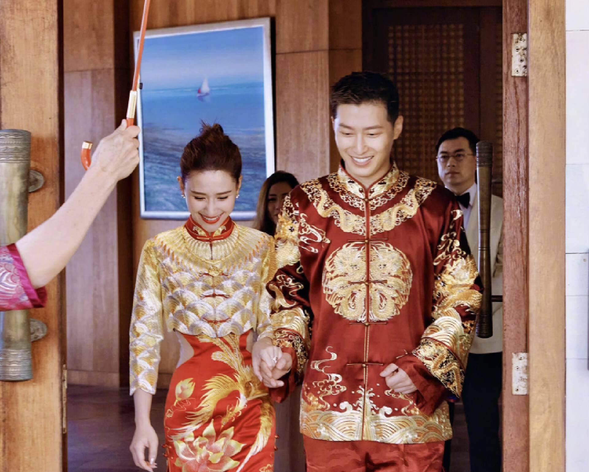 恭喜！赌王最美千金何超莲今日在巴厘岛大婚,穿中式礼服出嫁富贵逼人
