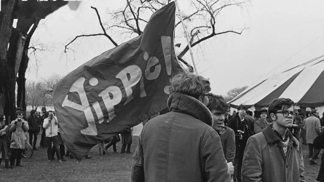 是对于20世纪50年代英国街头推崇新爱德华式贵族风格穿着的青年们的