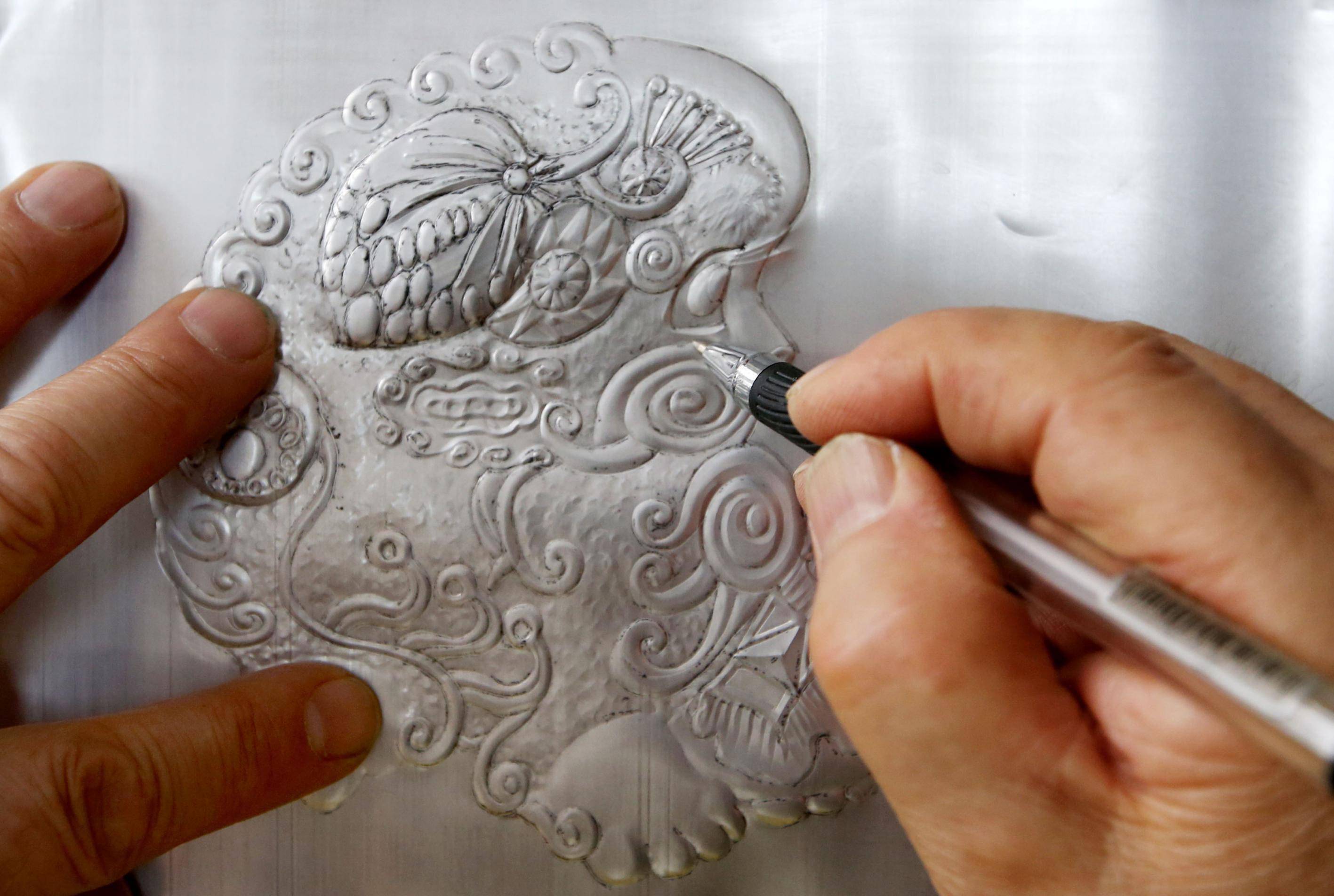 巧思 巧手,七旬老人让易拉罐变身艺术画