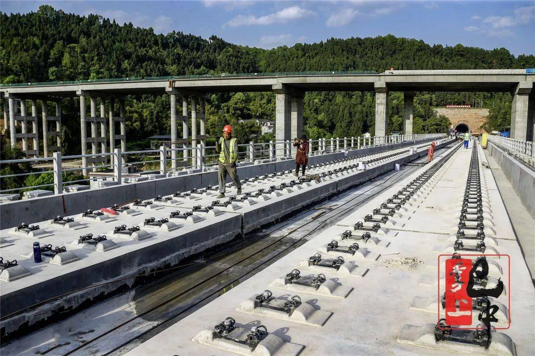 聚焦重大项目 | 汉巴南铁路六标无砟道床全部完工_巴中_铺轨_施工