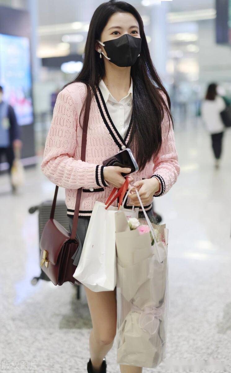 孙珍妮现身上海机场,身着粉色毛衣温柔甜美