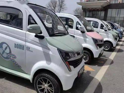 多辆老年代步车,车型小巧的价值1万多元,车型稍微大点的售价两万多元