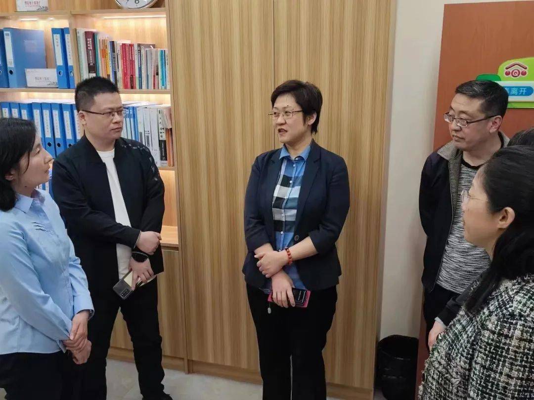 肖俊峰副主任就"乐业虹口e键通"平台运行情况,工作流程,工作成效等