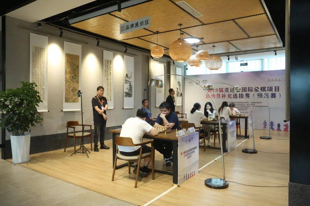 经过一天3轮的比拼,王玥和李超各胜一盘,1.5-1.