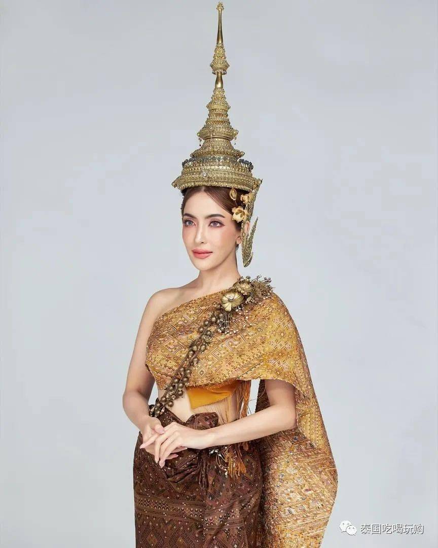 jaan早在3月31日,泰星jakjaan就抢先一步穿上泰国传统服饰变身宋干