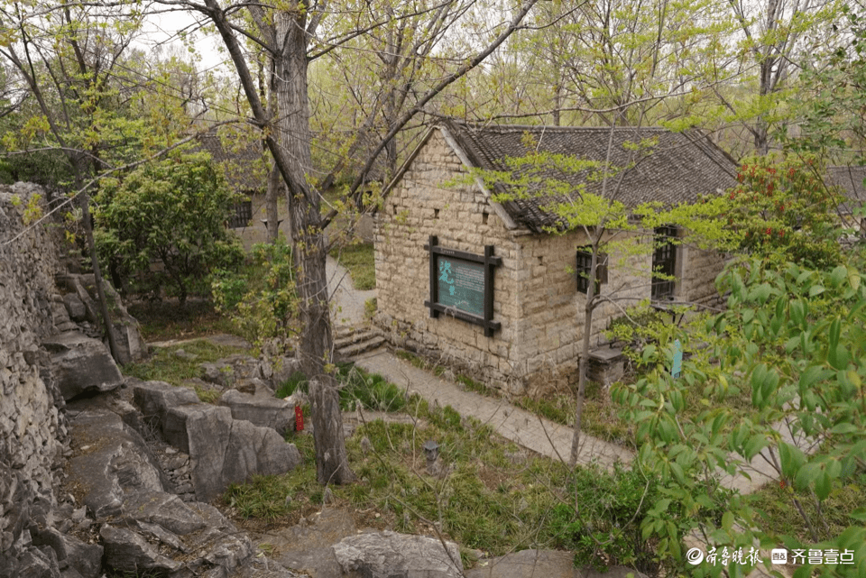 邹城上九山古村落,石板路石头墙石瓦房