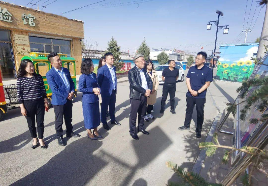 商务局副局长牛惠婷,包头市餐饮协会会长王玺及巴盟人家董事长阴港联