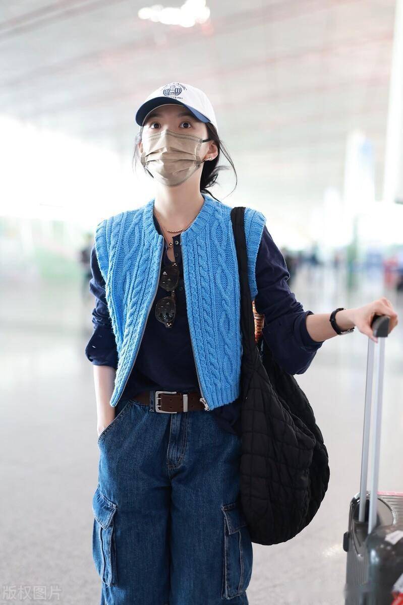 街拍:章若楠蓝色麻花针织背心 牛仔裤 棒球帽随性休闲_北京_机场_包包