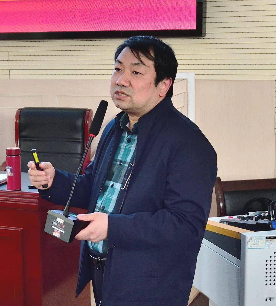 看不懂,回答时无从下手"等困惑,肖军老师用信手拈来的高考试题素材