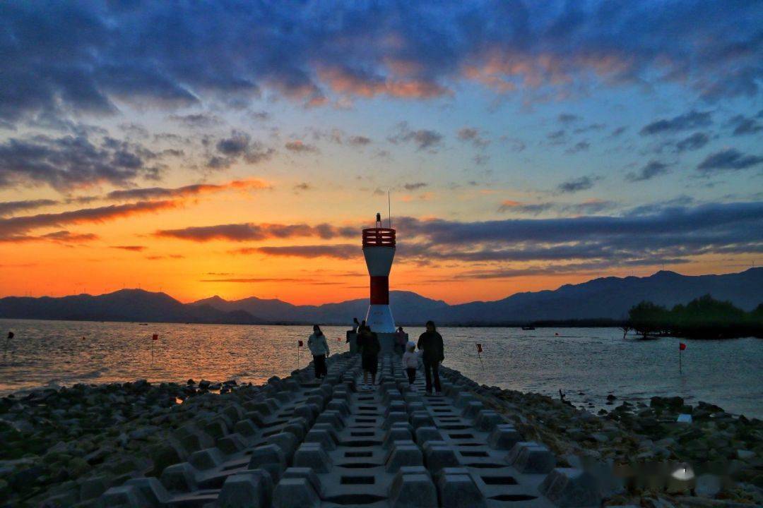 成了这条最美海岸线的一颗明星灯塔染上了一层橘色当夕阳给台山广海镇