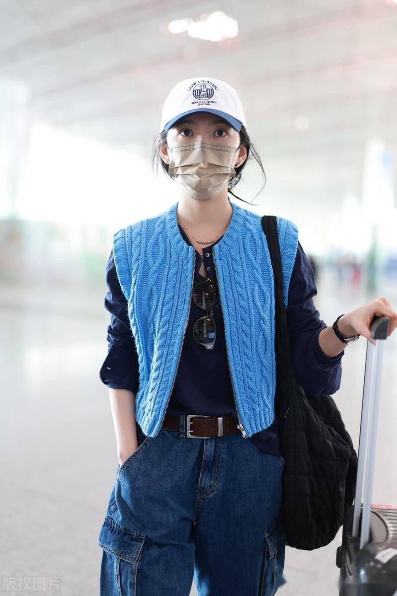 街拍:章若楠蓝色麻花针织背心 牛仔裤 棒球帽随性休闲_北京_机场_包包