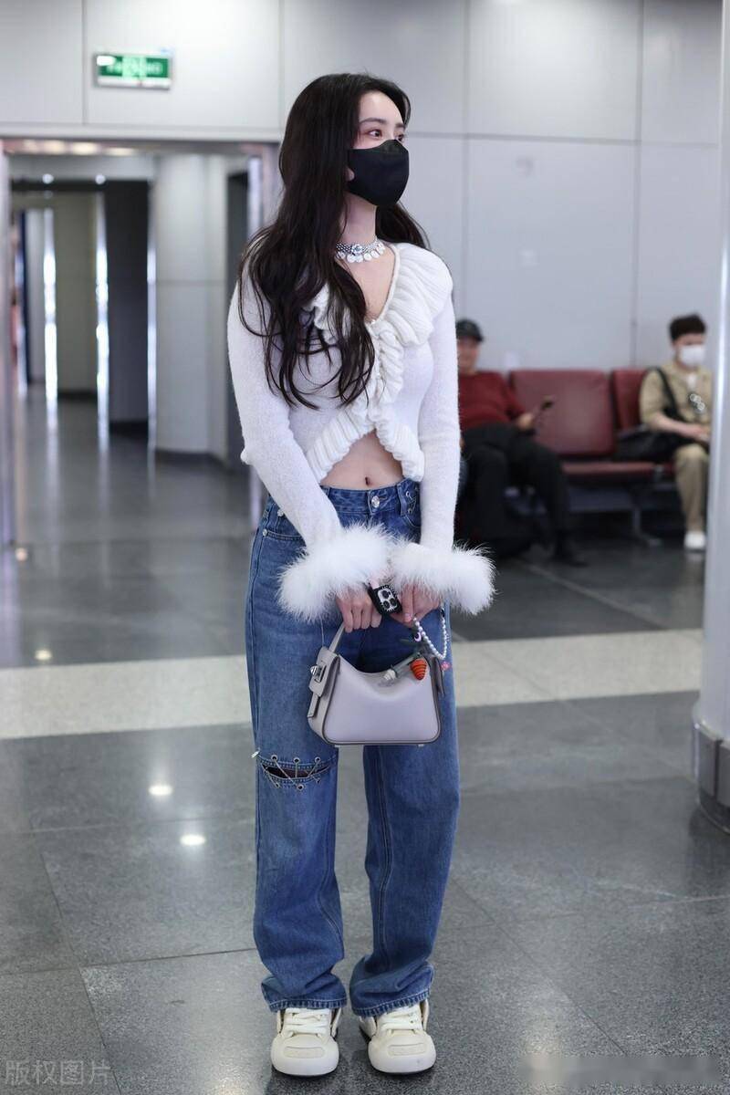 孟子义身穿白色荷叶边针织开衫 阔腿牛仔裤 白色运动鞋复古时髦