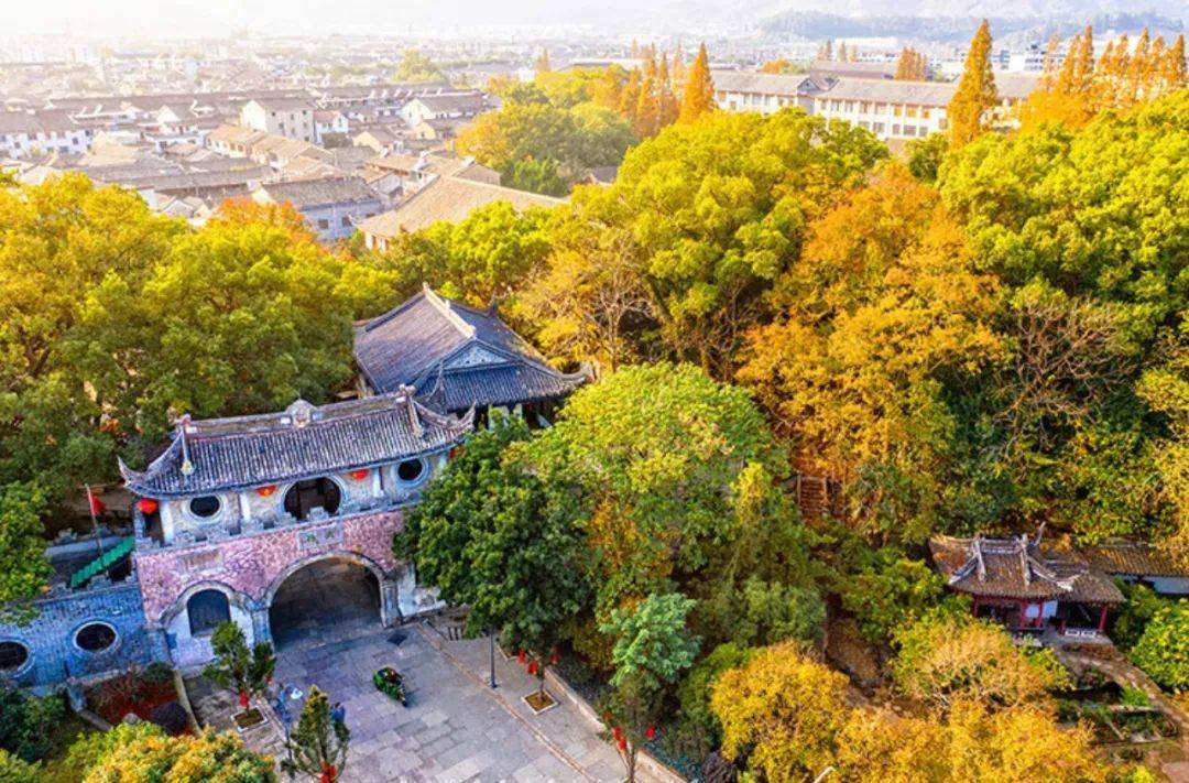 与蒋氏故居仅有一墙之隔,仅步行即可直达玉泰盐铺,文昌阁,小洋房,武岭