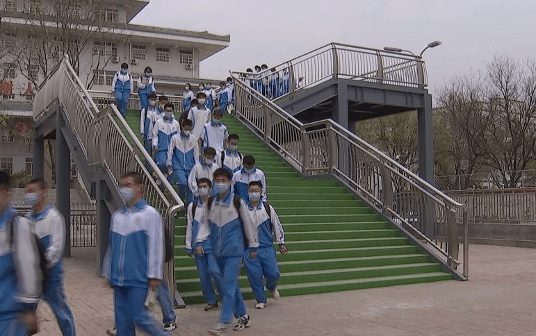 近日,蓟州区第一中学通往学校生活区的人行过街天桥顺利竣工正式投入