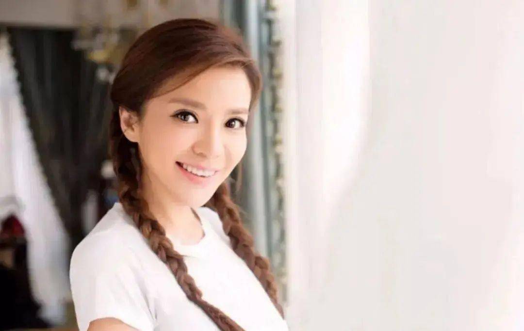 她是"最惨主持人",主持5届春晚,嫌央视工资低离职