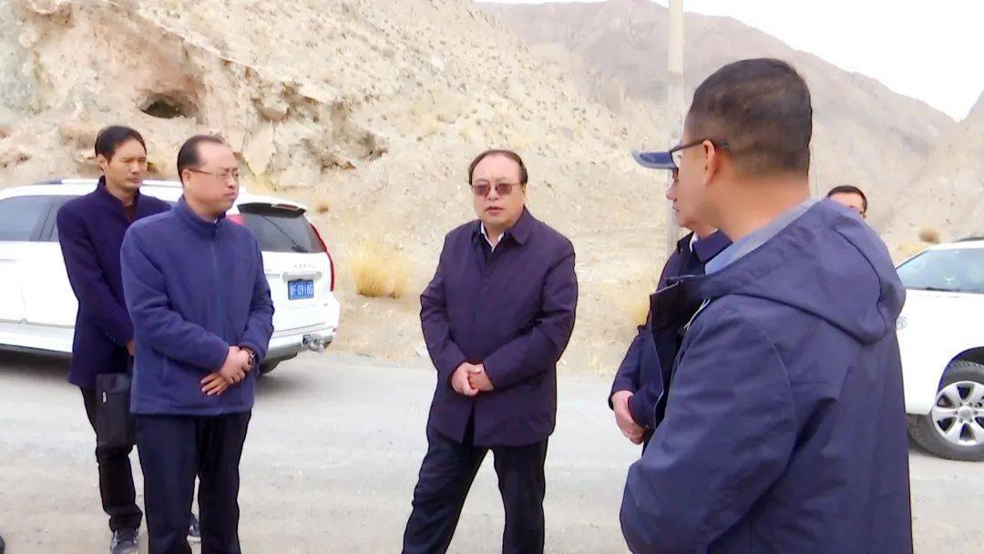 杜志学一行前往阿克塞县红柳沟石棉矿区等地,实地查