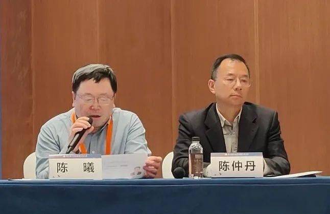 湖南省疾控中心陈曦副主任和世界卫生组织驻华代表处陈仲丹博士主持