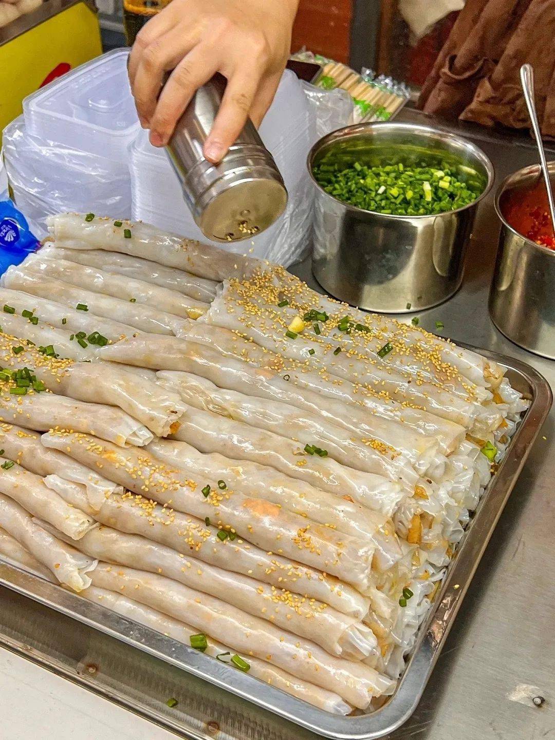 用软滑的河粉皮,卷起爽脆的豆芽,鲜香的炒河粉,就有了一条细长的猪肠