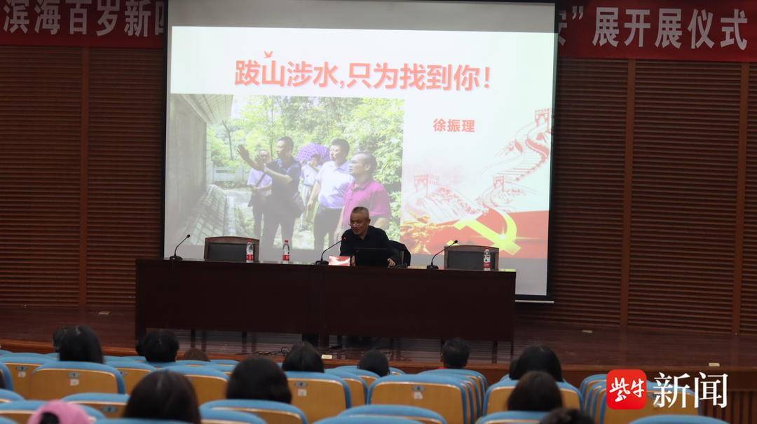 周晓燕代表人文学院接受徐振理捐赠的新四军研究成果