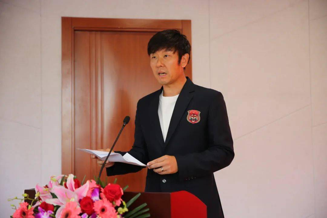 在出征仪式现场,陆晓忠,张耀光,陈烨与球员代表冯刚,林朝灿,林翔一同