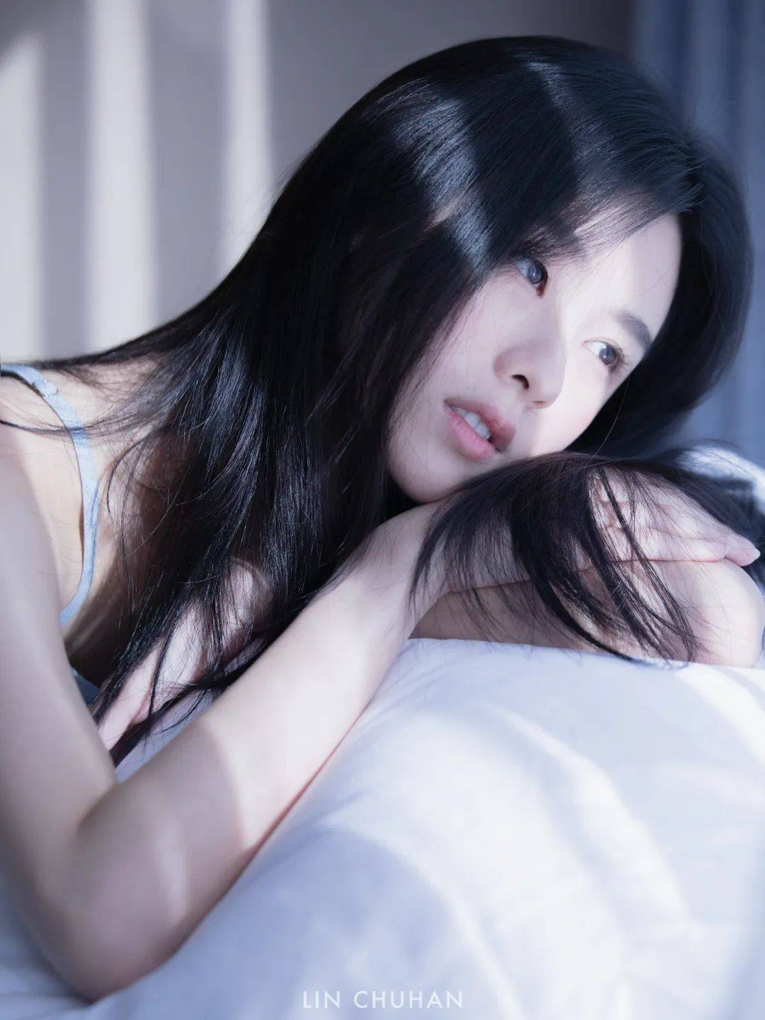 就是以低饱和的蓝白调像林初寒给陈都灵拍摄的这一组写真摄影:林初寒