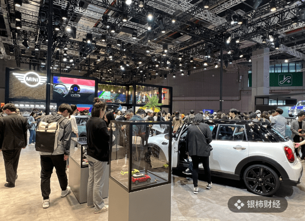 宝马mini展区被指区别对待访客,现场工作人员:送冰淇淋系临时活动_搜狐汽车_搜狐网