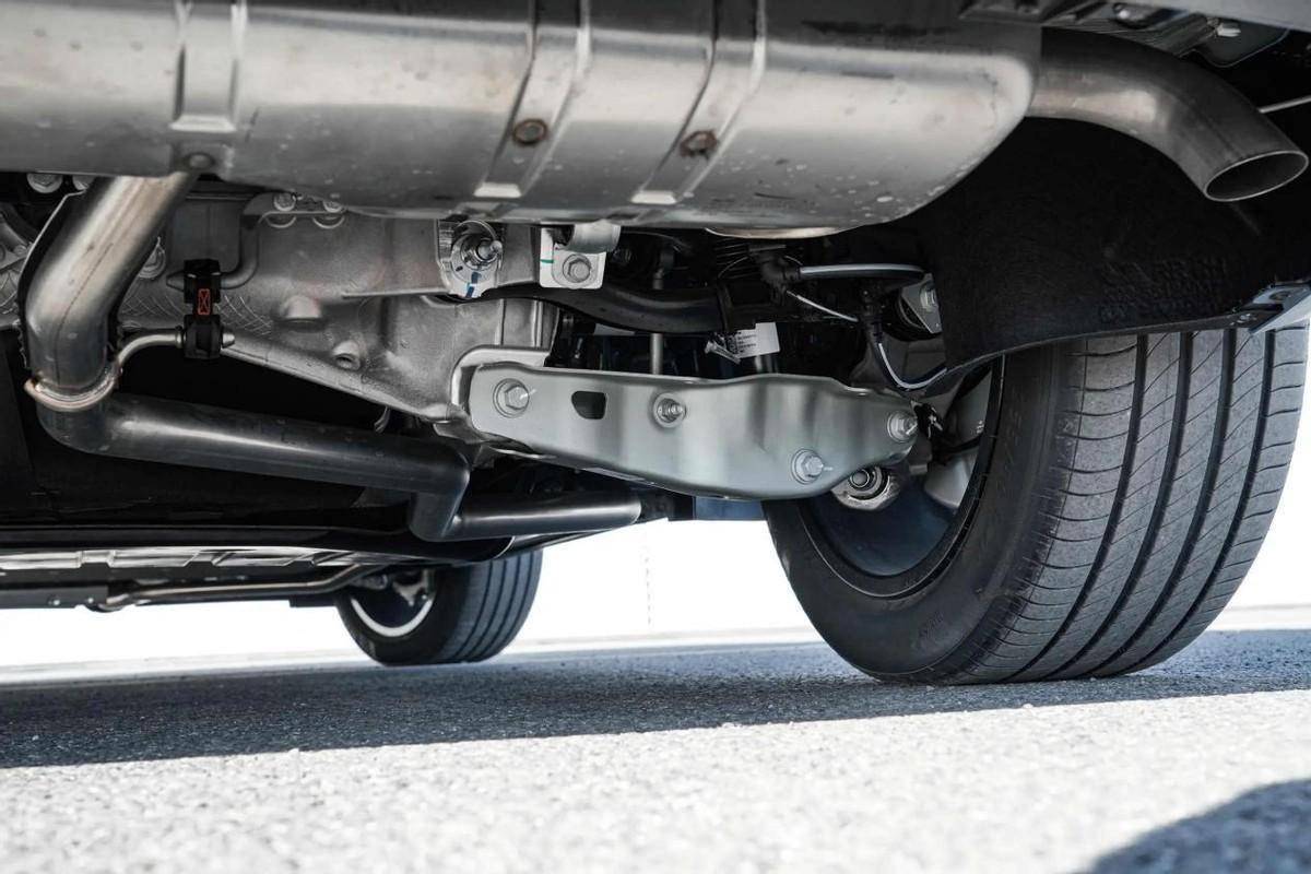 (理想l7)底盘方面岚图free和理想l7都是前双叉臂式独立悬挂后多连杆式