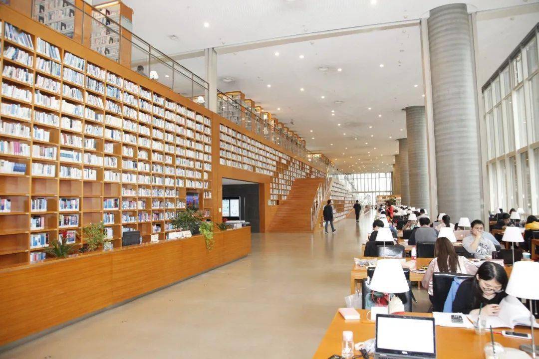 上海浦東圖書館建築面積6萬多平方米,館藏紙質圖書近500萬冊,持證讀者