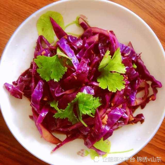 食材:橄榄菜2小把,红菜椒,糖,生抽,香醋,大蒜做法:1.