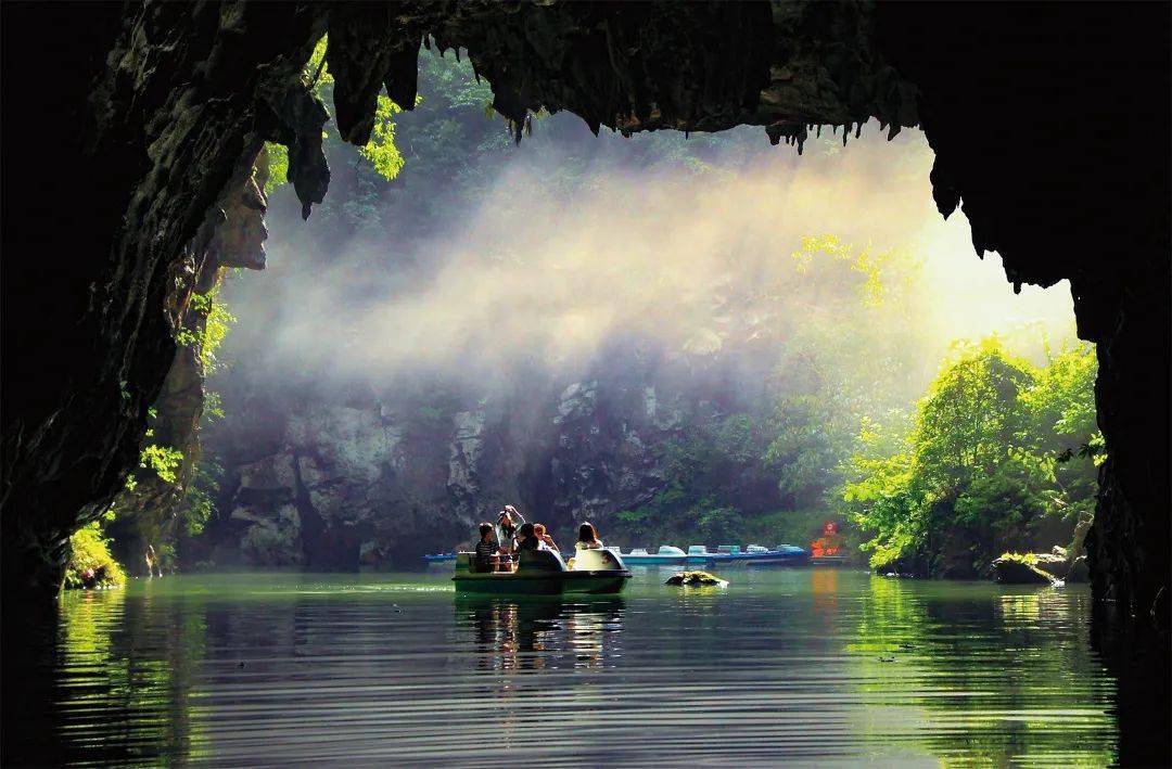 县大侗寨景区活动现场还同步开展了"广西人游柳州"主题宣传推广活动